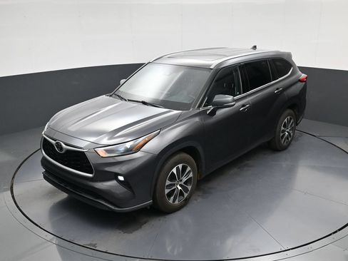 Used 2021 Toyota Highlander XLE FWD image 26