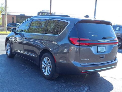 Used 2022 Chrysler Pacifica Touring-L image 2