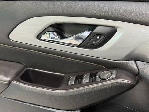 Used 2020 Chevrolet Traverse LT image 13