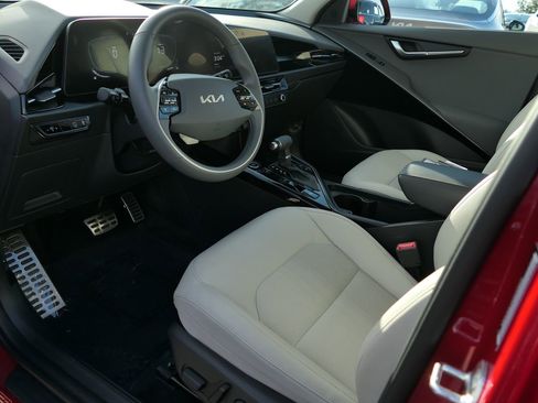 Used 2025 Kia Niro EX Touring image 10