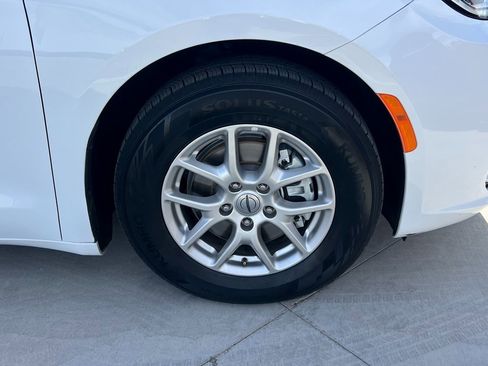 Certified 2024 Chrysler Pacifica Touring-L image 13