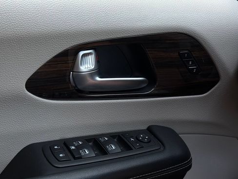 Used 2023 Chrysler Pacifica Limited FWD image 24
