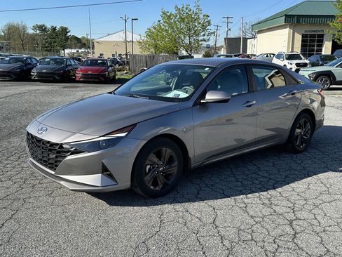 Used 2023 Hyundai Elantra SEL w/ Winter Weather Package image 4