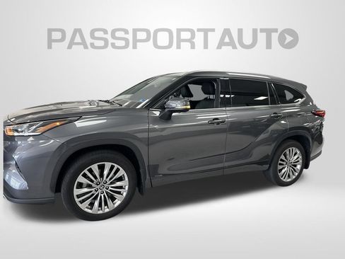 Used 2024 Toyota Highlander Platinum AWD/4WD image 2