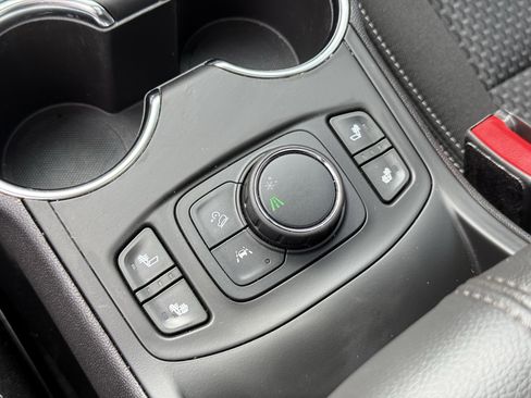 Used 2024 GMC Terrain SLE w/ Driver Convenience Package image 23