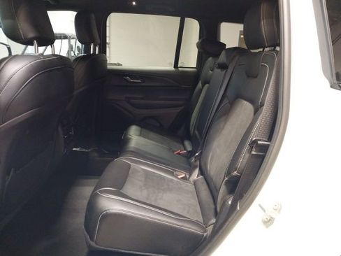 Used 2024 Jeep Grand Cherokee Altitude image 8