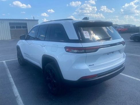 Used 2023 Jeep Grand Cherokee Altitude AWD/4WD image 6