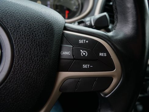 Used 2017 Jeep Cherokee Latitude AWD/4WD image 25