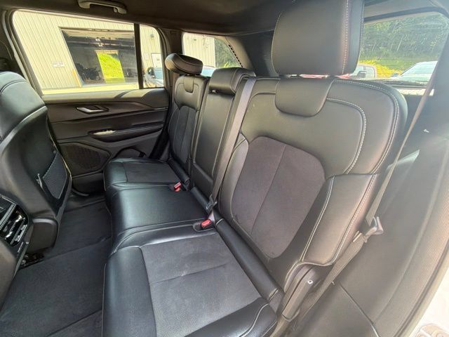 Used 2025 Jeep Grand Cherokee Altitude AWD/4WD image 16