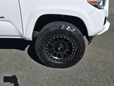 Used 2017 Toyota Tacoma TRD Sport w/ Tow Package (A/T) image 12