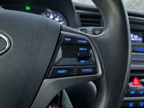 Used 2017 Hyundai Elantra SE image 18