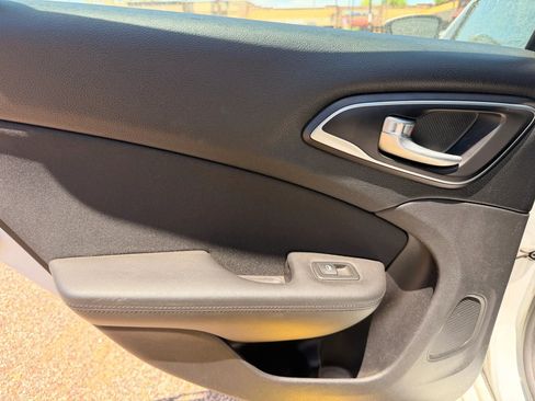 Used 2016 Chrysler 200 Limited FWD image 15