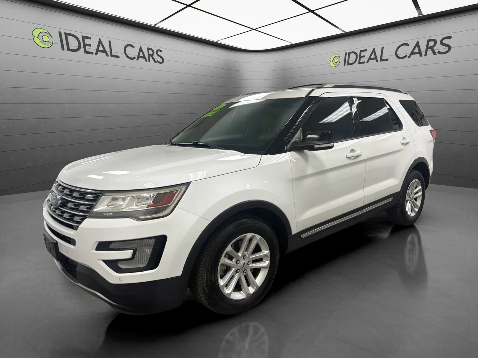 Used 2017 Ford Explorer XLT w/ Equipment Group 202A FWD image 1