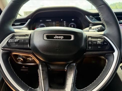 Used 2024 Jeep Grand Cherokee Limited w/ Black Appearance Package AWD/4WD image 17