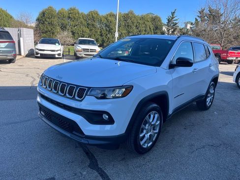 Used 2023 Jeep Compass Latitude image 3