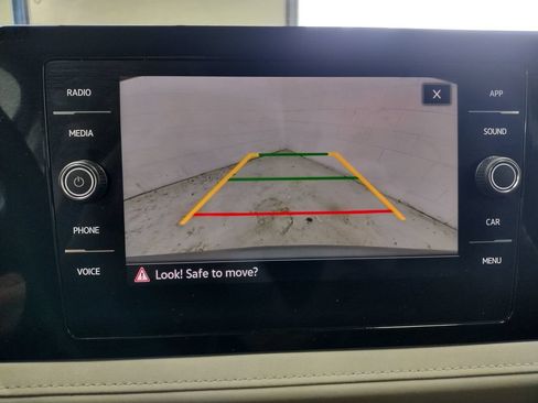 Certified 2025 Volkswagen Taos SE AWD/4WD image 11