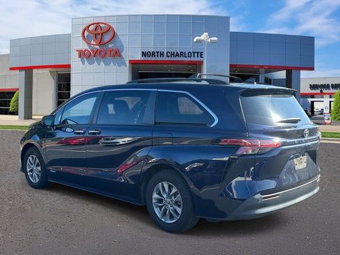 Used 2021 Toyota Sienna XLE FWD image 4