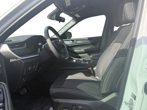 New 2025 Jeep Grand Cherokee Laredo w/ Luxury Tech Group I image 9