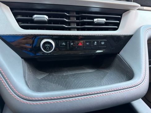 Used 2025 Ford Explorer Active AWD/4WD image 12