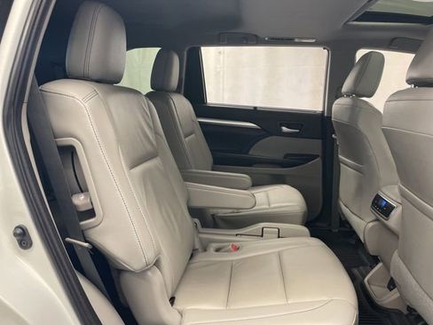 Used 2019 Toyota Highlander XLE image 15