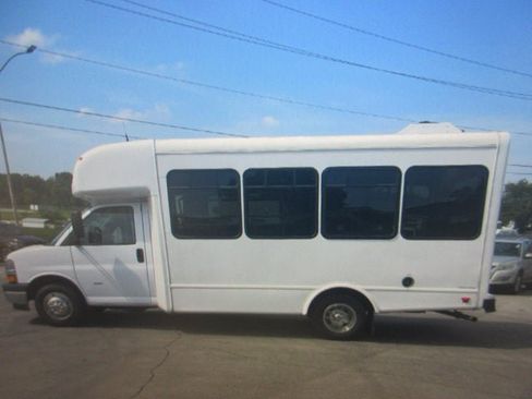 Used 2022 Chevrolet Express 3500 w/ Shuttle Bus Package RWD image 2