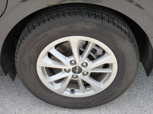 Used 2024 Kia Carnival LX FWD image 14