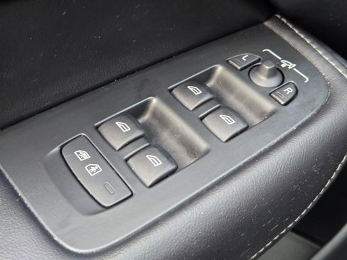 Used 2023 Volvo XC60 B6 Ultimate w/ Protection Package Premier image 23