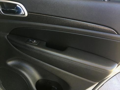 Used 2018 Jeep Grand Cherokee Altitude image 16