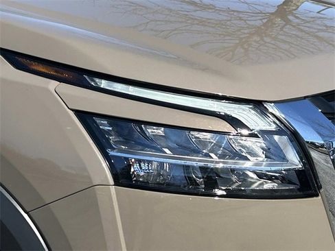 Used 2024 Nissan Pathfinder Platinum image 10