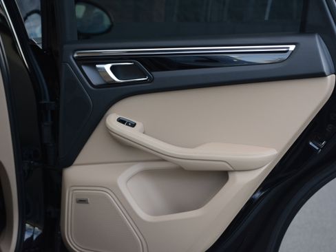 Certified 2025 Porsche Macan image 33