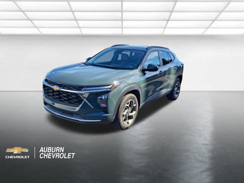 Used 2025 Chevrolet Trax LT FWD image 7