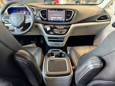 Used 2023 Chrysler Pacifica Touring-L FWD image 12