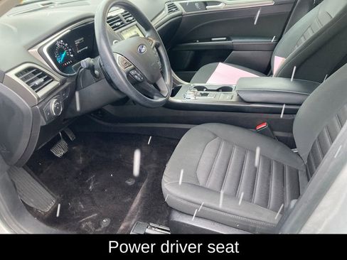 Used 2017 Ford Fusion SE w/ Fusion SE Technology Package image 12