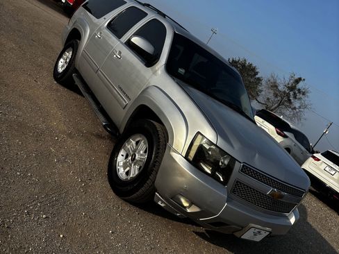 Used 2014 Chevrolet Suburban LT image 1