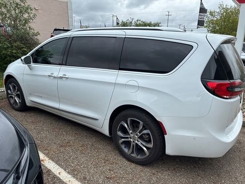 Used 2022 Chrysler Pacifica Pinnacle AWD/4WD image 2