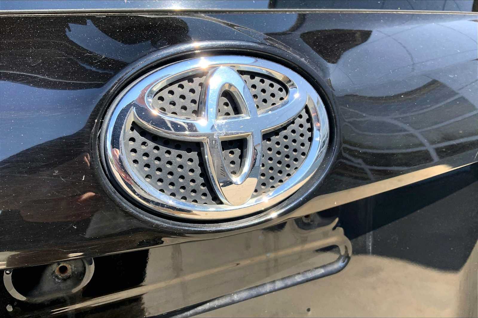 Used 2018 Toyota RAV4 XLE AWD/4WD image 29