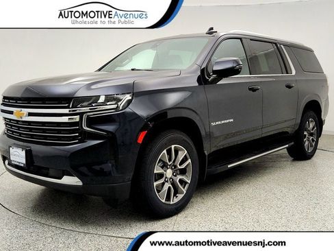 Used 2022 Chevrolet Suburban LT w/ LT Signature Plus Package AWD/4WD image 1