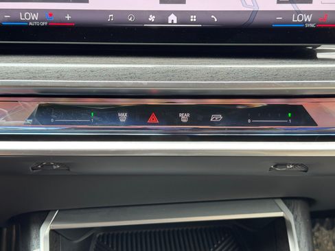 Used 2023 BMW i7 xDrive60 AWD/4WD image 36