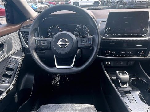 Used 2023 Nissan Rogue SV image 5