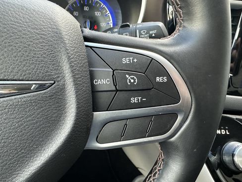 Used 2017 Chrysler Pacifica Touring-L FWD image 28