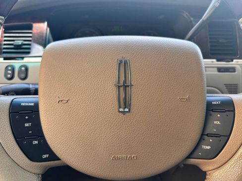 Used 2007 Lincoln Town Car Signature Limited RWD image 17