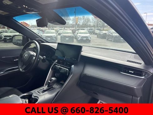 Used 2021 Toyota Venza Limited image 8