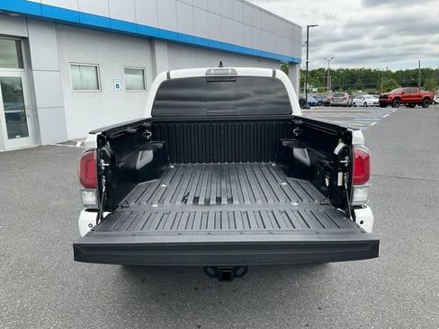 Used 2021 Toyota Tacoma TRD Off-Road w/ TRD Premium Off Road Package AWD/4WD image 18