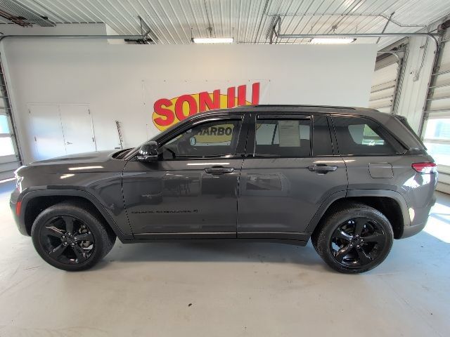 Used 2023 Jeep Grand Cherokee Altitude AWD/4WD image 2