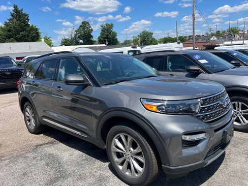 Certified 2023 Ford Explorer XLT w/ Equipment Group 202A AWD/4WD image 3