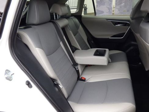 Used 2020 Toyota RAV4 Limited FWD image 17