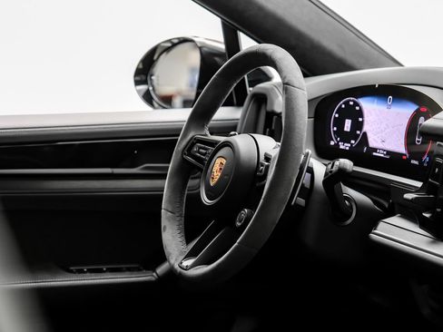 Used 2025 Porsche Cayenne GTS AWD/4WD image 17