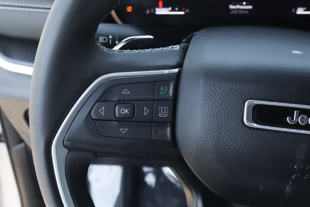 Used 2024 Jeep Grand Cherokee Altitude RWD image 21