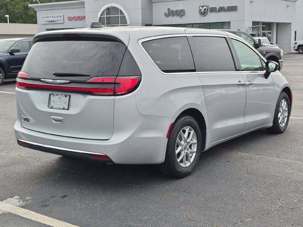 Used 2024 Chrysler Pacifica Touring-L FWD image 3