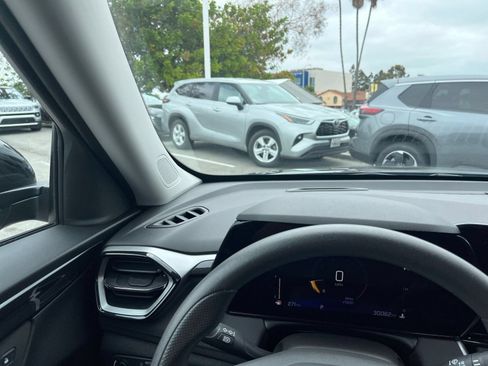 Used 2025 Chevrolet TrailBlazer LT FWD image 35